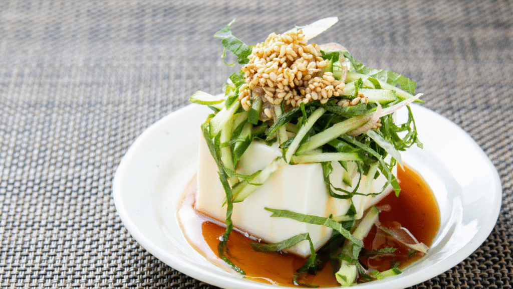 薬味をのせた豆腐