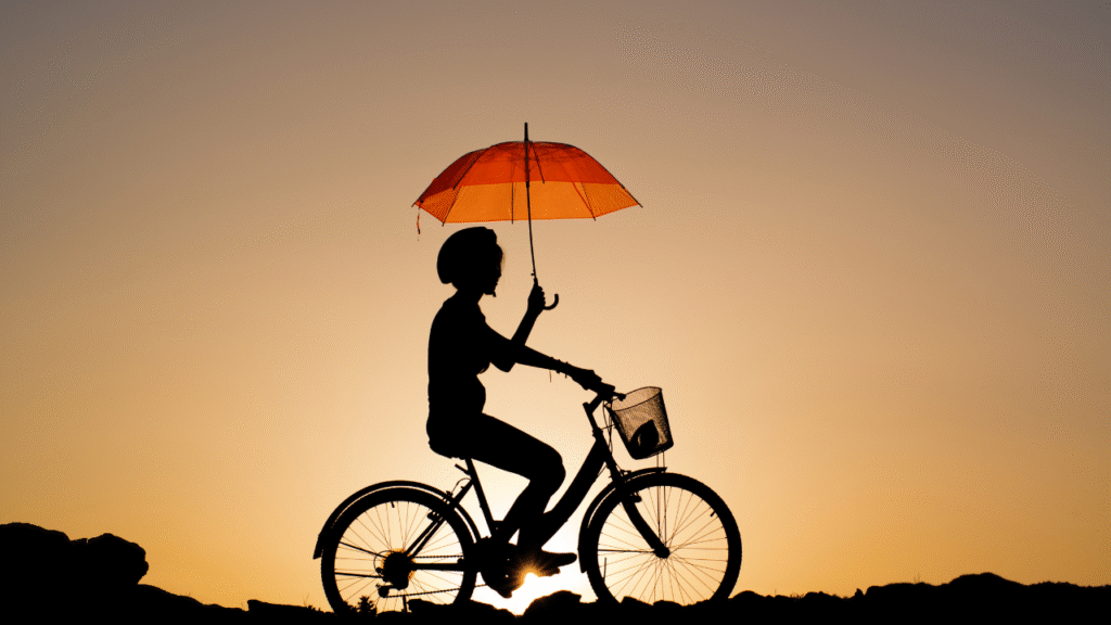 傘を持って自転車を運転