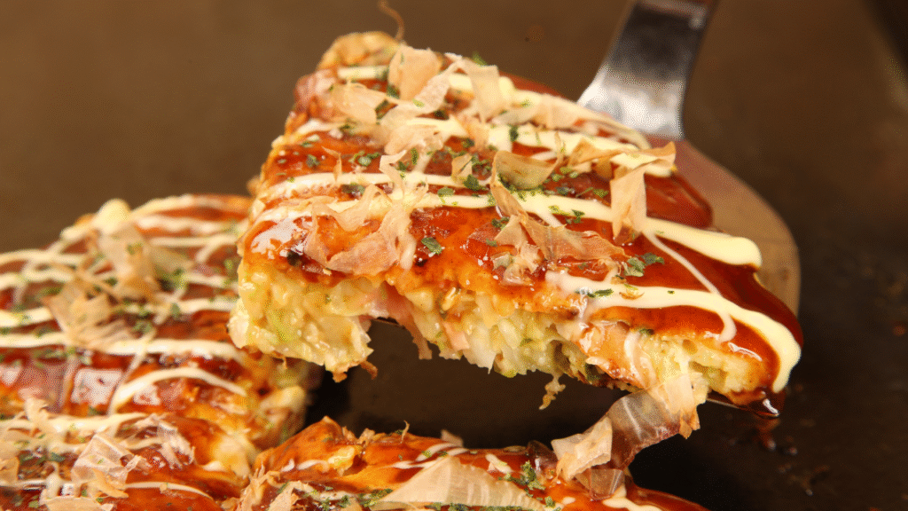 カットしたお好み焼き