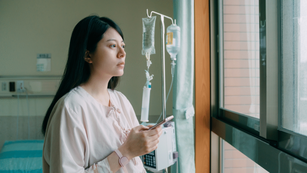 患者用パジャマを着た女性