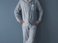 パジャマを着た男性