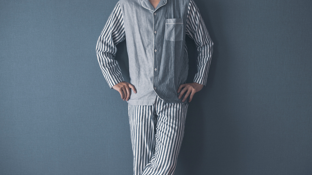 パジャマを着た男性